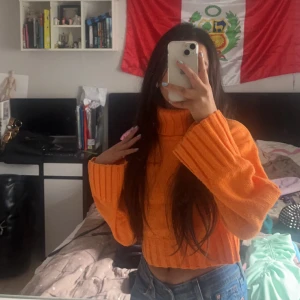 Orange polotröja  - -använd typ tre gånger eller nåt -köpt för 145kr säljs för 50kr -typ stickad 