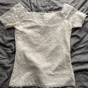 Blis - En super fin blus som knappt är använd. Storlek är M men är liten i storlek så passar s,xs💕bara att skriva vid frågor 