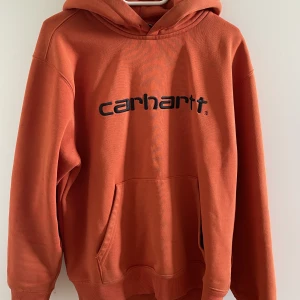 Carhartt hoodie  - En snygg carhartt hoodie köpt från ASOS, nypris: 1154kr. Köpte den för 3år sedan men inser att någon annan kanske har en bättre användning till den! Hopps att du gillar den💕passar till både man och kvinna (obs: har ej snören till luvan)