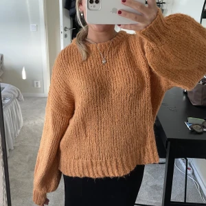 Orange stickad tröja  - Såå fin stickad tröja! 