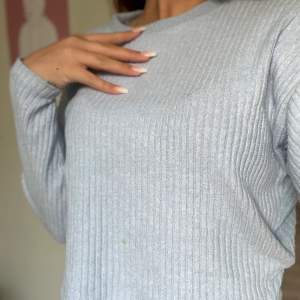 Ljusblå tröja som inte kommer ull användning, sparsamt använd och i bra skick! Ser grå ut men är mer ljusblå, perfekt till hösten!