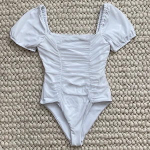 Baddräkt vit - Baddräkt från Asos. Storlek 36. Den har mest använts som en body.