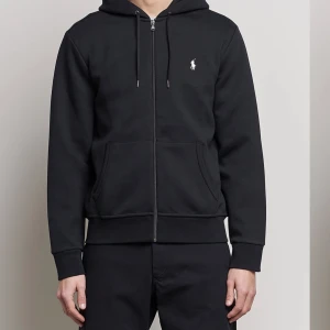 Polo Ralph Lauren Zip tröja - Säljer nu min polo zip tröja då jag aldrig använder den och knappast gjort. Den är i väldigt bra skick och har bara för mesta dels i hängt i garderoben. Vid fler frågor så är de bara att höra av sig. Prutmån finns vid snabb affär