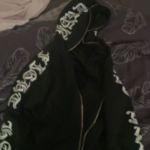 Kofta - Kofta med en lång dragkedja. Den är i storlek xs men den passar även folk med xs-s