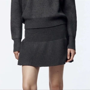 Zara kjol - Väldig fin stickad kjol från Zara i väldigt fint skick (knappt använd) 💕  Frakt tillkommer!