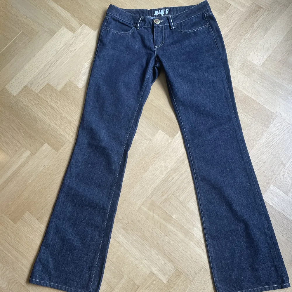 Ett par väldigt lågmidjade utsvängda jeans köpta på vinted. Jag är 173 cm. De är mörkblå nästan svarta med snygga sömmar på fickorna. Köpare står för frakt❤️. Jeans & Byxor.