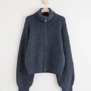 Stickad kofta lindex - Säljer en stickad oversized kofta från Lindex. Kommer ej till användning längre, bra skick men lite nopprig💘