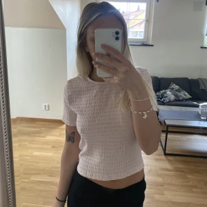 Rosa T-shirt  - En tröja som inte kommit till användning. Den kostade 200-250 kommer inte riktigt ihåg. Storleken är m men sitter bra på mig som använder s annars 