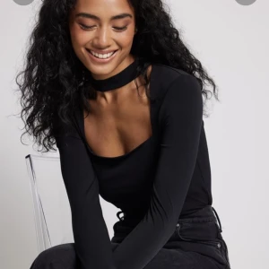 topp - topp från na-kd med inbyggd choker, superskönt material och sparsamt använd❤️