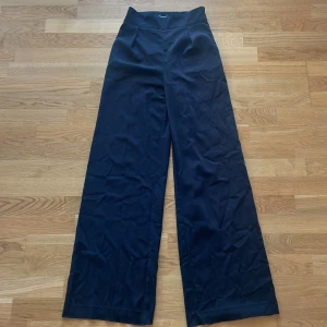 Svarta kostymbyxor från NA-KD - Har öppnat sömmen vid benkanten för att göra de längre, annars i nyskick