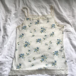 Spetslinne - Gulligt linne köpt på Plick men ångrat mig💕💕 