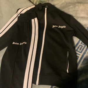 Svart palm angels dress  - Säljer detta palm angel dressen då den ej kommer till användning, pågrund av stoleken. Inga skador ser ut som helt ny fint skick! Vid snabba affärer kan vi komma överens om ett annat pris
