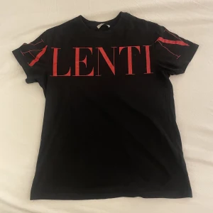 Valentino T-shirt  - Säljer nu min Valentino T-shirt som är i storlek S och är i fint skick! Pris kan diskuteras!❤️
