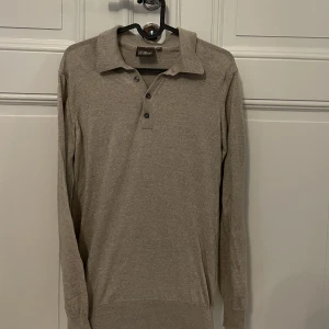 Oscar Jacobson långärmad piké  - Säljer min långärmade pikétröja från Oscar Jacobson