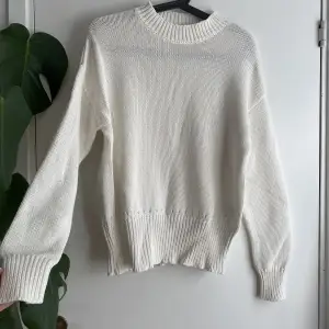 En jättefin vit stickad tröja ifrån lager157 i storlek xs🤍 i mycket fint skick då den knappast är använd! Köparen står för frakten! Använd gärna ” köp nu ”🤍