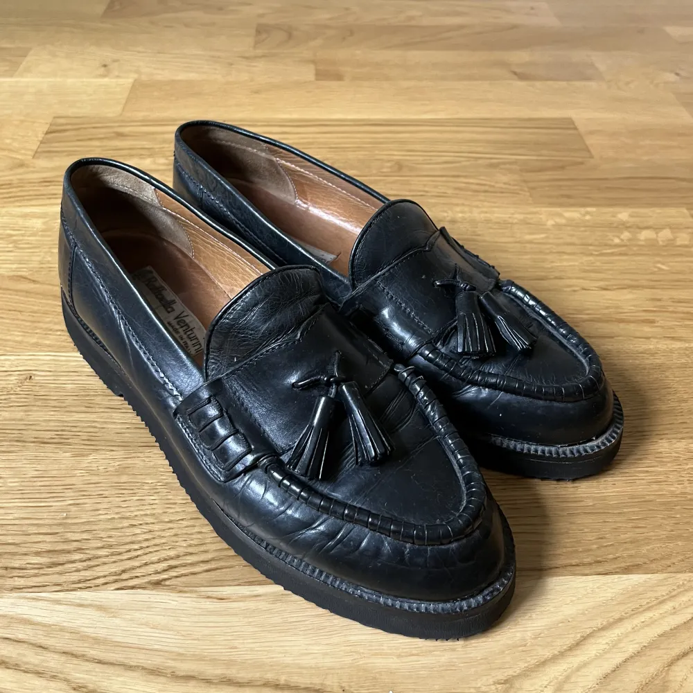 Vintage loafers i skinn från italienska Raffaella Venturini. Helt oanvänd ny gummisula, som dock ser ut att ha släppt lite vid ena skons tå. Kan behöva limmas igen efter en tid.. Skor.