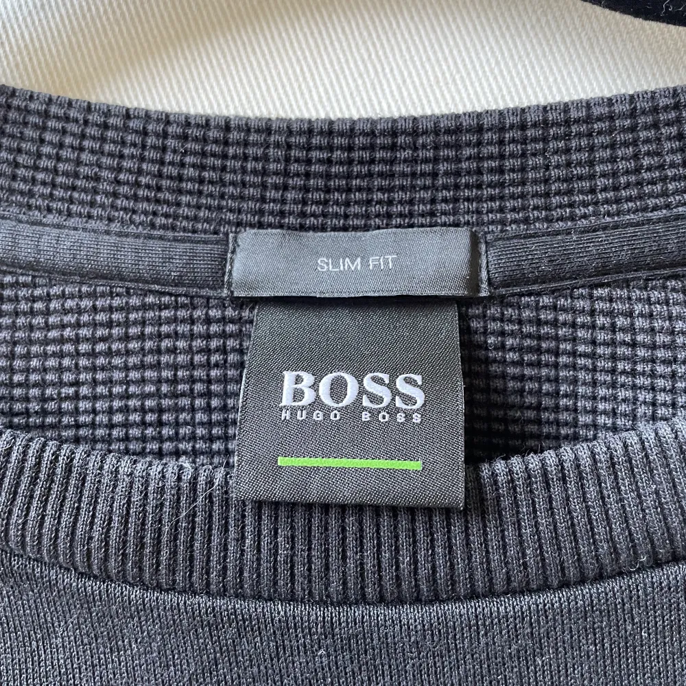 Svart Hugo boss tröja i fint skick storlek L . Tröjor & Koftor.