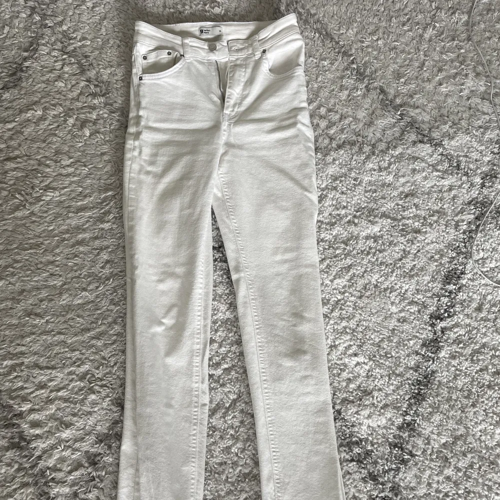 Säljer dessa vita jeans med slits längs ner från Gina Tricot då de aldrig kommit till användning och bara tar plats. Kontakta gärna om du har nån fråga💕. Jeans & Byxor.