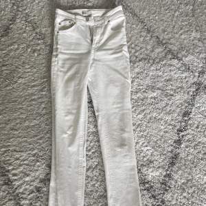 Säljer dessa vita jeans med slits längs ner från Gina Tricot då de aldrig kommit till användning och bara tar plats. Kontakta gärna om du har nån fråga💕