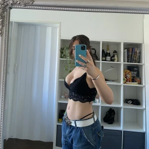 Topp - Linne i svart spets som funkar lika bra som tröja eller bh. Normalt skick. Skriv gärna för frågor eller fler bilder💘💘 