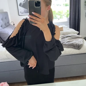 Svart blus, bikbok - Jättesöt blus med öppning på armarna från bikbok, nyskick💖