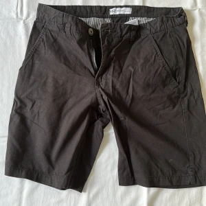 Svarta chino shorts - Svarta chino shorts knappt använda från lager 157