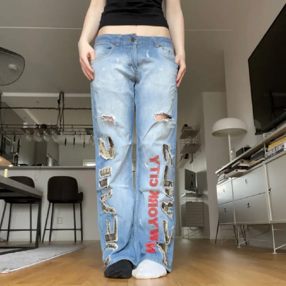 SÅ coola jeans som säljs då jag inte riktigt använder de så mycket längre. Byxorna har flertalet detaljer överallt på byxorna vilket ger en väldigt cool effekt. Väl använda men i riktigt bra skick!. Jeans & Byxor.