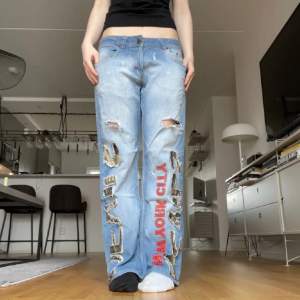 SÅ coola jeans som säljs då jag inte riktigt använder de så mycket längre. Byxorna har flertalet detaljer överallt på byxorna vilket ger en väldigt cool effekt. Väl använda men i riktigt bra skick!