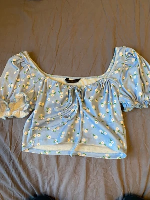 Blå blommig tröja  - En blå blommig tröja i storlek M . Fast passar mig som har storlek S. I fint skick och inte mycket använd.
