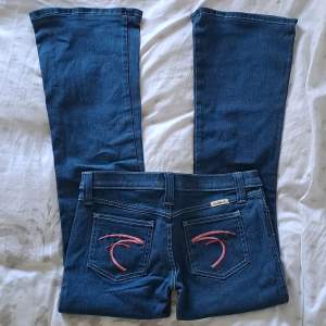 Säljer dessa Frankie B jeans (storlek 8) i jättebra skick🦋 Jeansen är lågmidjade i bootcut-modell med supersnyggt broderi på bakfickorna i rosa🩷  Midja ≈ 40 cm  Hör av dig vid intresse eller funderingar😊 Använd gärna köp nu💕🫶