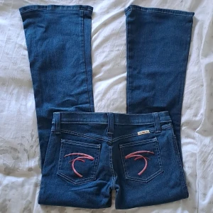 Frankie B jeans - Säljer dessa Frankie B jeans (storlek 8)🦋 Jeansen är lågmidjade i bootcut-modell med supersnyggt broderi på bakfickorna i rosa🩷  Midja ≈ 40 cm tvärs över | Hör av dig vid intresse eller funderingar😊 Använd gärna köp nu💕🫶