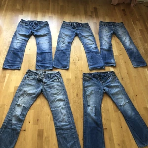 Diesel och Lee jeans  - 4 diesel jeans i modellen Zatiny och ett par lee jeans. Lee jeansen har lite små vita målarfärgs fläckar på benen. Man kan fråga om fler bilder.   Diesel jeansen säljs för 200kr styck  Lee jeansen för 150kr Alla för 600