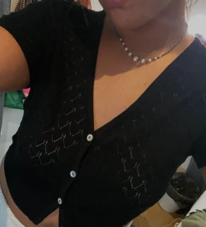 Topp - Tunn stickad Kofta/ topp från H&M. Ett av mina tidigare favoritplagg då det är väldigt variabelt, går att få till många olika outfits med. Toppen är kortärmad, urringat och något croppat.🖤