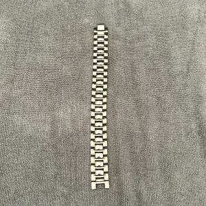 Rostfritt armband - Nytt rostfritt metallarmband i trendig design. Längd: 22,5 cm. Köparen står för frakt.