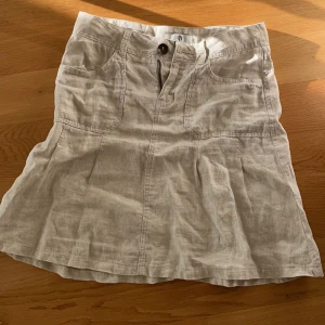 Lågmidjad linne kjol  - Super söt lågmidjad kjol i linne. Skriv om du har någon fråga!❤️