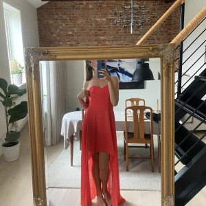 festklänning - Korallfärgad festklänning utan band (silikon rand på insidan vid bysten). Säljs då den är för stor för mig.