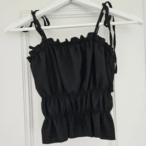 Topp - Supergullig topp som man knyter själv i axlarna💕 Resår i alla sömmarna och är därav mycket stretchig. passade tyvärr inte min smak och är därav aldrig använd.  Nyskick!