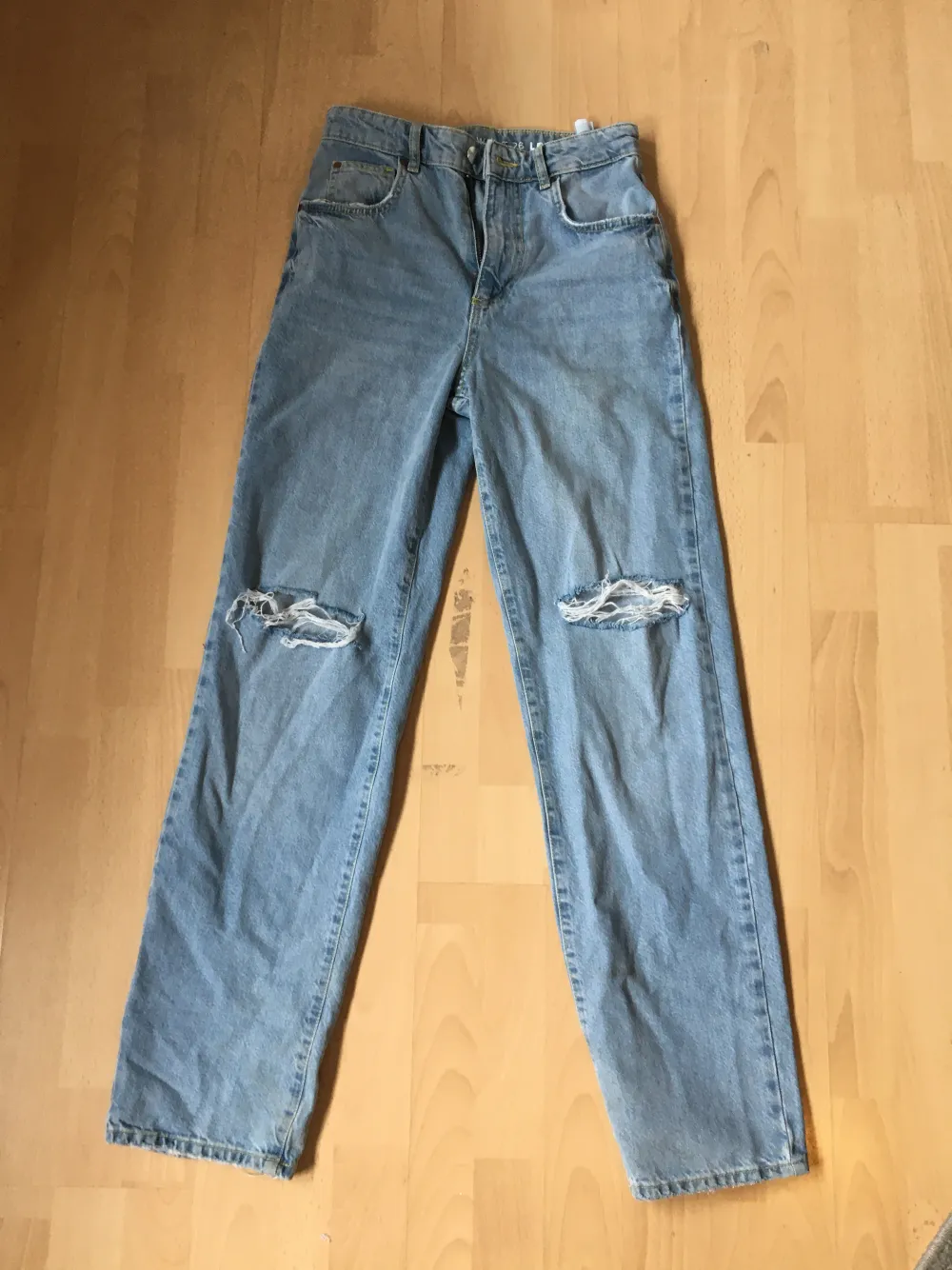 Säljer dessa fina jeansen från Bikbok för dunder pris! Inga defekter, är som nya! Vid intresse kontakta mig privat! . Jeans & Byxor.