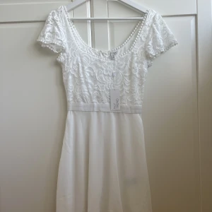 NLY vit klänning - Helt oanvänd klänning från Nelly, köpt 2022, storlek S. 