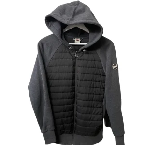 Colmar cardigan - Hej, jag säljer nu min sjukt snygga cardigan i märket colmar. Den är i topp skick och är knappast använd🤩. Priset är såklart inte hugget i en Sten så kom med prisförslag så löser vi något. Vid några frågor eller funderingar är det bara att höra av sig!!