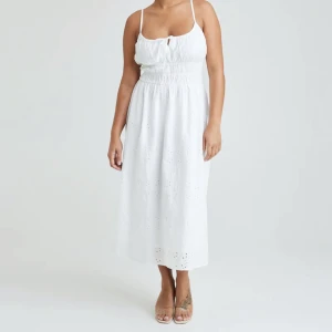 Lång vit klänning - En jättefin sommar klänning, som jag använt 1 gång.🥰 Skriv för egna bilder.