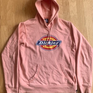 Dickies hoodie - Skön Laxrosa Dickies hoodie, lite sprickor i trycket men inget som märks på håll 