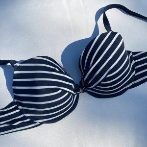 Bikinitopp - Bikinitopp från Lindex. Knappt använd så i väldigt fint skick. Storlek: 85D. 