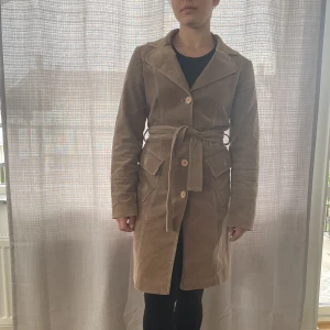 vintage kappa - Säljer den unika vintage kappan. Den är  varmt och skyddar bra mot vind. Färgen har bevarats bra och jag säljer den  eftersom det är synd att en masterpiece vissnar i mitt skåp. Alla knappar och bälte finns med. storlek 38,i bilder syns jag, 160cm lång)