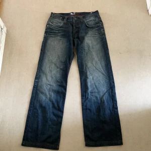 Blend jeans - Snygga grunge byxor, Skulle säga att det var straight leg och lågmidjade. Säljer för att det var för stora tyvär/: Skulle säga att färgen är mörk blå och lite grå. Väldigt bra denim material. Bra skick