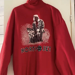 Sweatshirt  - 🛑LÄS MIN BIO FÖRST 🛑 Säljer denna sweatshirt som är köpt secondhand. Aldrig använd av mig och i mycket fint skick. Herrstolek L men sitter oversized på mig som brukar ha S. Kom privat för eventuella frågor☺️.