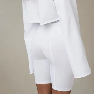 Biker shorts NA-KD x Hanna Schönberg - Vita biker shorts/cykelbyxor från Hanna Schönbergs kollektion med NA-KD. Strl M, mer som S. Väldigt stretchiga. Använda max 2 gånger. 