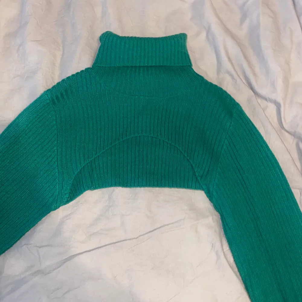 Säljer denna fina ”tröjan” som äe i en jättefin grön färg då den inte kommer till användning. Den är i nyskick och kommer ifrån H&M❤️ hör av er vid frågor. Toppar.