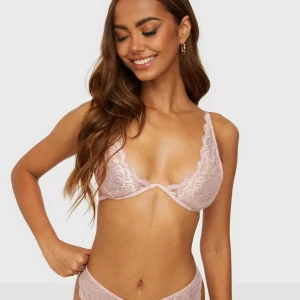 bh - bh från nelly, hwlt oanvänd! Säljs då jag köpte fel storlek.  Nypris var 249,- 