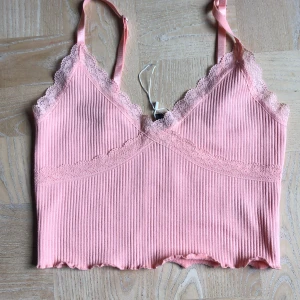 Linne  - Märke: Divided Storlek: s Säljer pga: lite stor, och använder ofta andra kläder Tycker den är snygg men har många liknande plagg. Nästan oanvänd och har inga defekter eller slitningar :) 